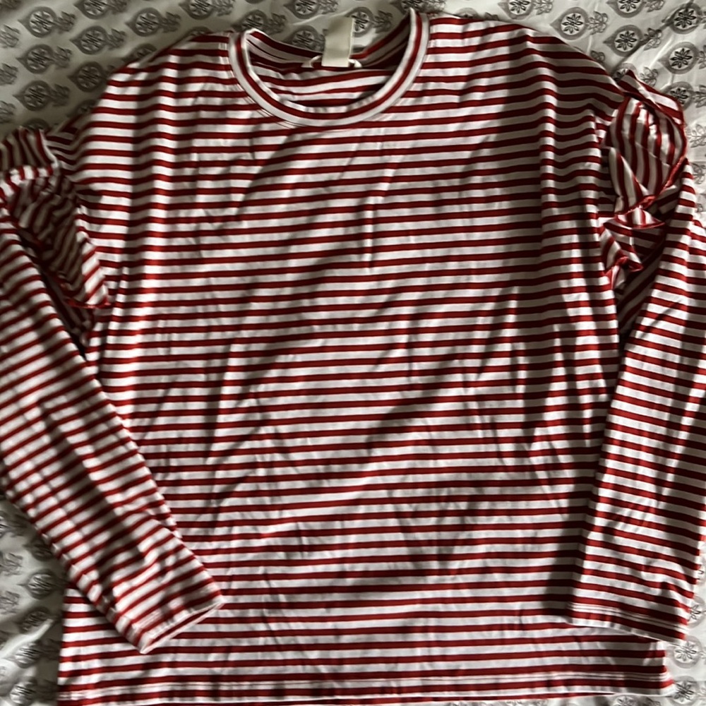 H&M ruffle sleeve shirt - Picture 2 of 5